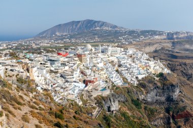 Fira. Şehrin havadan görünümü.