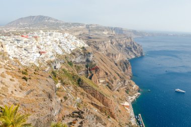 Fira. Şehrin havadan görünümü.