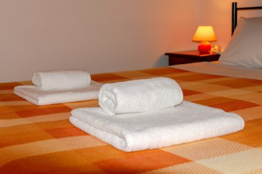 Çift Kişilik Yatak ile portakal battaniye.