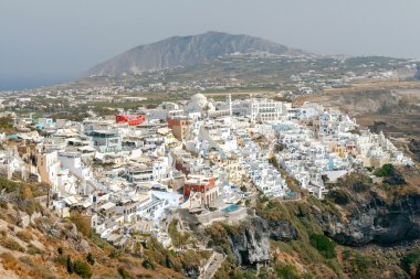 Fira. Şehrin havadan görünümü.