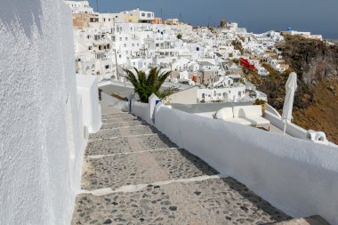 Fira. Şehrin havadan görünümü.