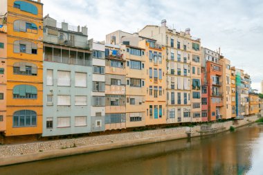 Girona. Onyar Nehri'nde evlerin çok renkli Cephe Sistemleri.
