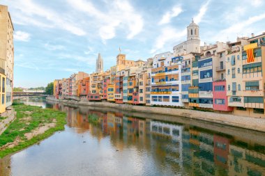 Girona. Onyar Nehri'nde evlerin çok renkli Cephe Sistemleri.