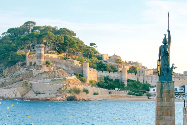 Tossa de Mar. socha na enbankment. — Stock fotografie