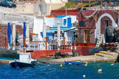 Oia. Bir fırtına eski liman.