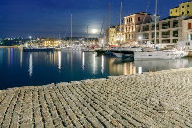 Eski Venedik Chania liman gece.