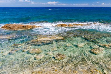 Dalgalar ile deniz manzarası.