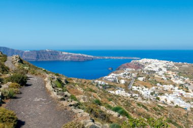 Caldera ve denizin bir yükseklikten bir görünüm.