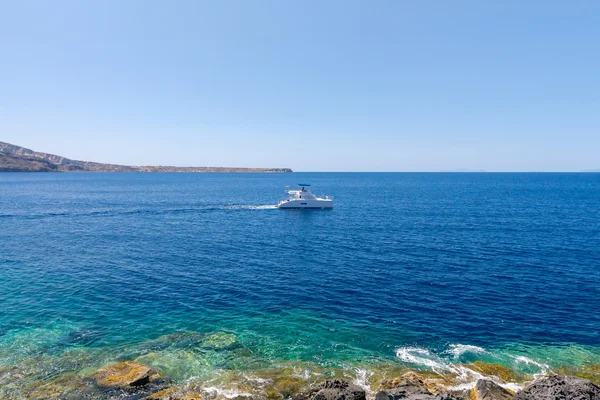 Der alte Fischereihafen im Dorf oia. — Stockfoto