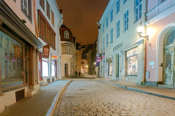 Gamla gatorna i Tallinn på natten. — Stockfoto