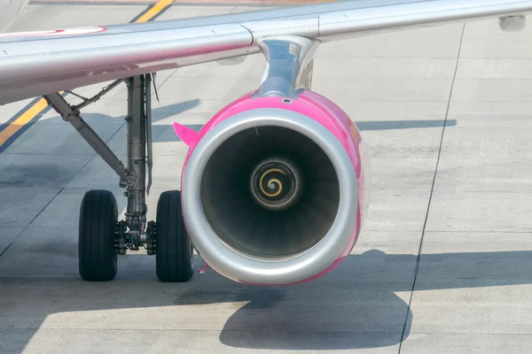 Samolot Wizz Air lotnictwa firmy na lotnisko Bergamo. — Zdjęcie stockowe