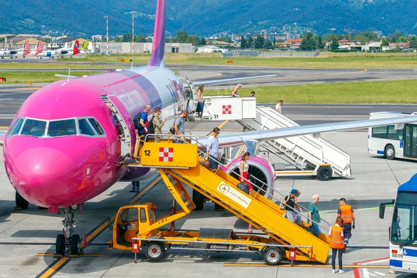 Aircraft Wizz Air aviation company at the airport of Bergamo. — Stock Photo, Image
