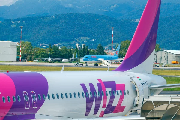 Avión Wizz Compañía aérea en el aeropuerto de Bérgamo . —  Fotos de Stock