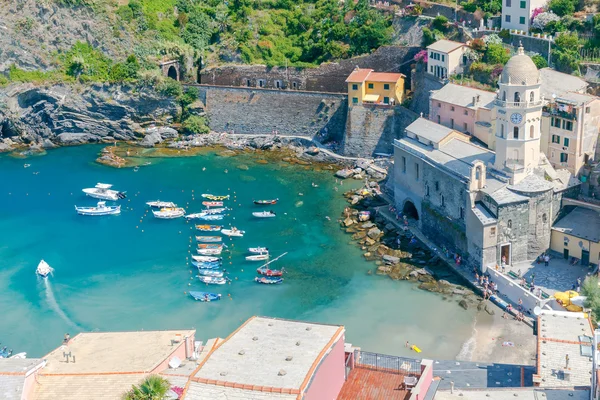 Vernazza. Il vecchio villaggio con case colorate . — Foto Stock