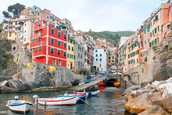 Riomaggiore. Italské vesnice na pobřeží. — Stock fotografie