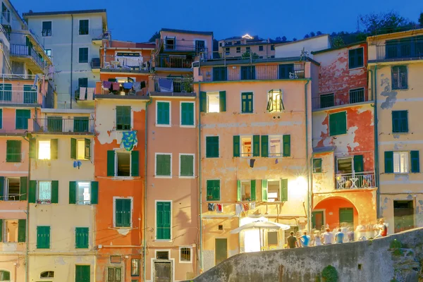 Riomaggiore. Aldeia italiana na costa . — Fotografia de Stock