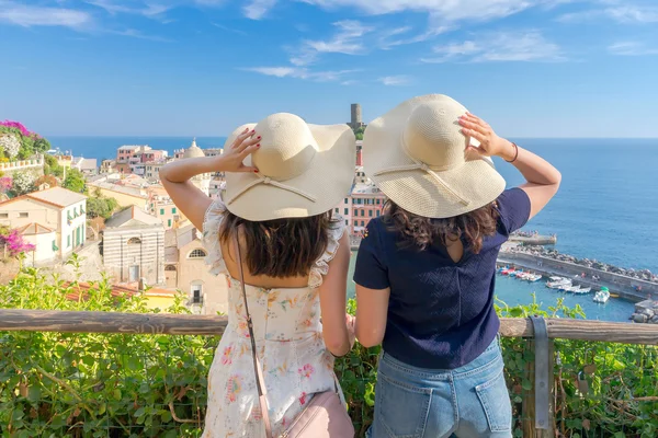 Duas meninas turistas admirando Vernazza . — Fotografia de Stock
