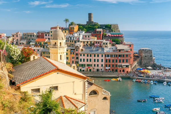 Vernazza. Antico borgo italiano sulla costa mediterranea . — Foto Stock