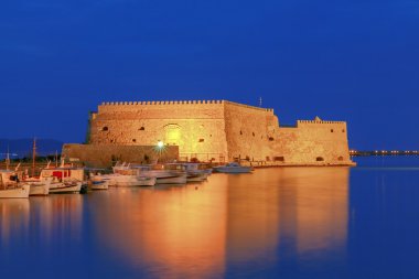Kandiye. Eski Venedik Kalesi, gece.