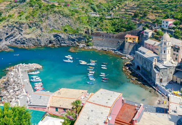 Vernazza. Il vecchio villaggio con case colorate . — Foto Stock