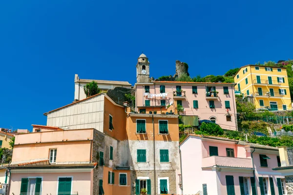 Vernazza. El antiguo pueblo con casas coloridas . — Foto de Stock