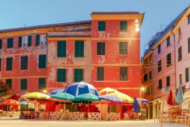 Vernazza. Merkezi kare tarafından Ortaçağ evleri çevrilidir.