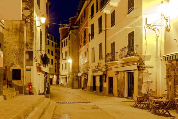 Vernazza. Oude straat 's nachts. — Stockfoto