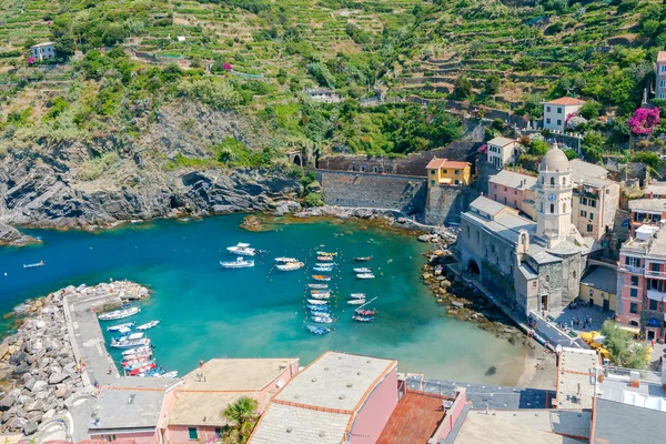 Vernazza. Il vecchio villaggio con case colorate . — Foto Stock