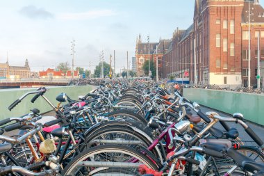 Amsterdam. Bisiklet şehir merkezinde park.
