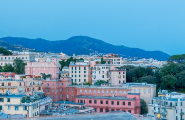 Cenova. Şehir gece görüntüsü.