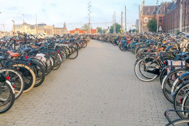 Amsterdam. Bisiklet şehir merkezinde park.