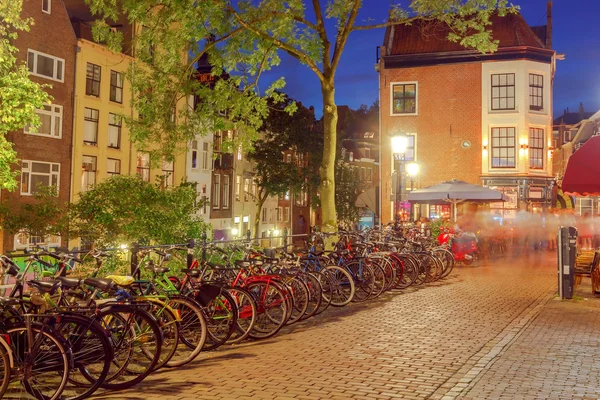 Utrecht. Gece ışık şehir sokak. — Stok fotoğraf