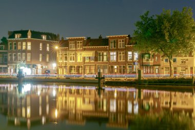 Delft. Gece şehir Canal.