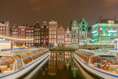 Amsterdam. Kanal boyunca evlerin gece görünümü.
