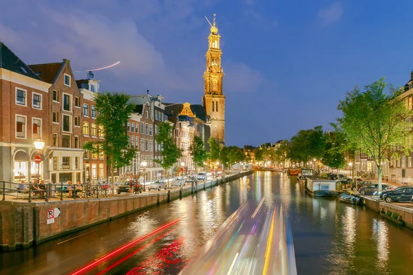 Amsterdamissa. Yönäkymä kanaalin varrella oleviin taloihin . — kuvapankkivalokuva