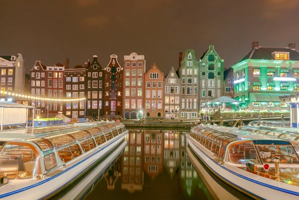 Amsterdam. Vista notturna delle case lungo il canale . — Foto Stock