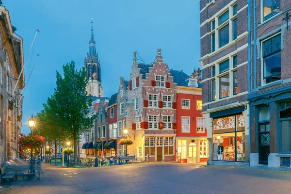 Delft. Strada della città in luce notturna . — Foto Stock