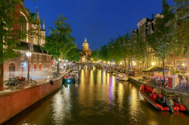 Amsterdam. Kanal boyunca evlerin gece görünümü.