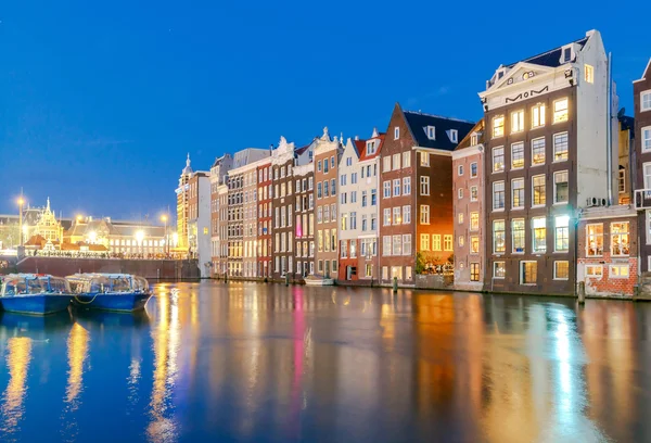 Амстердам. Ночной вид на дома вдоль канала . — стоковое фото