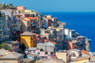 Manarola. Renkli evleri ile ünlü ortaçağ köyü.