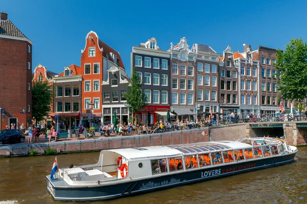 Amsterdam. Excursion boats on the canals. — Stock Photo, Image