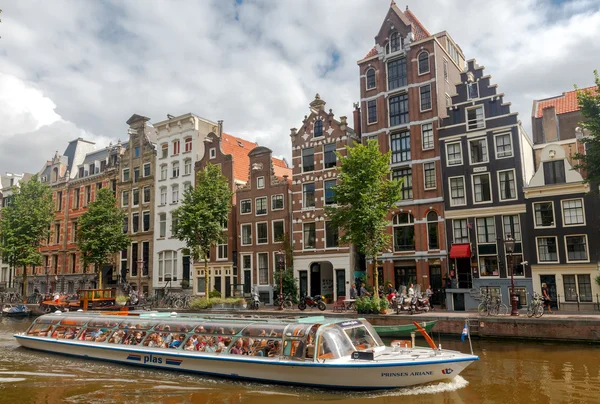 Amsterdam. Excursie boten op de grachten. — Stockfoto