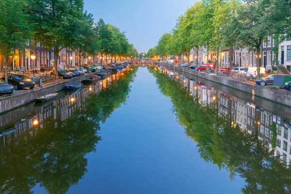 Amsterdam. Kanál města za svítání. — Stock fotografie