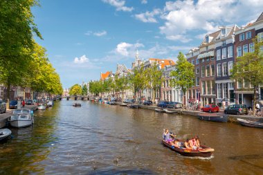 Amsterdam. Gezi tekneleri Kanallar üzerinde.