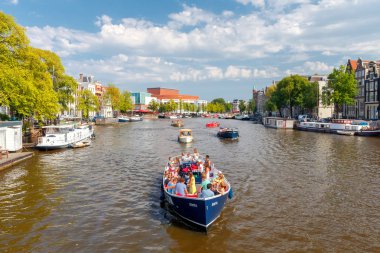 Amsterdam. Gezi tekneleri Kanallar üzerinde.