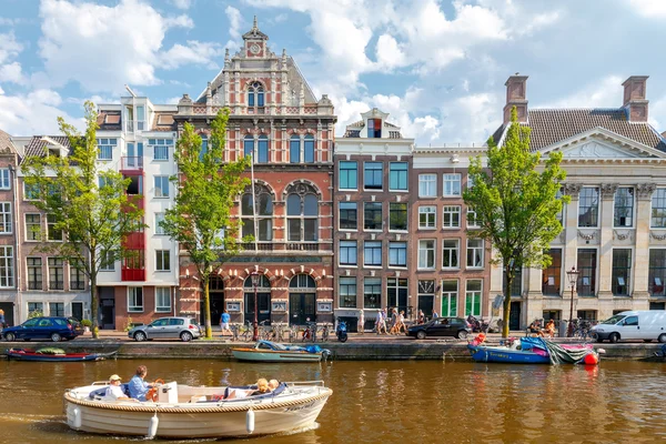 Amsterdam. Excursie boten op de grachten. — Stockfoto