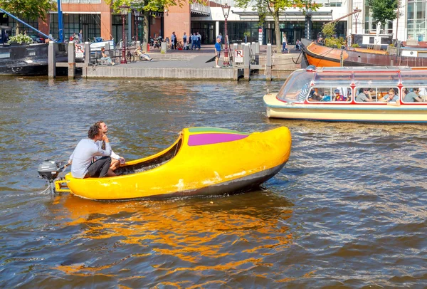 Amsterdam. Utflyktsbåtar på kanalerna. — Stockfoto