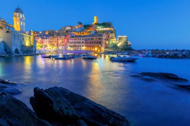 Vernazza. Eski liman gece.