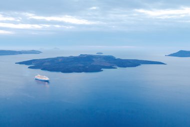 Fira. Gün batımında Körfezi ve Kolder görünümü.