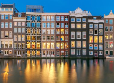 Amsterdam. Kanal boyunca evlerin gece görünümü.